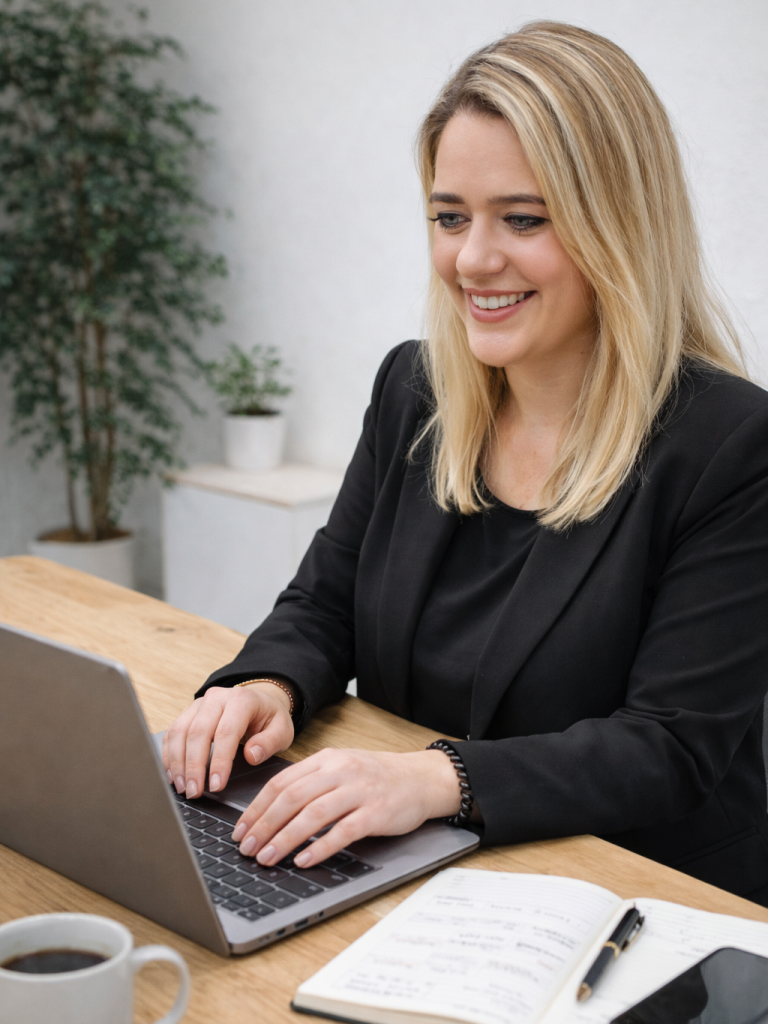 Portrait von Sabrina Nickl, Social Media Beraterin aus Hausham im Landkreis Miesbach, spezialisiert auf Social Media Strategie und Beratung 